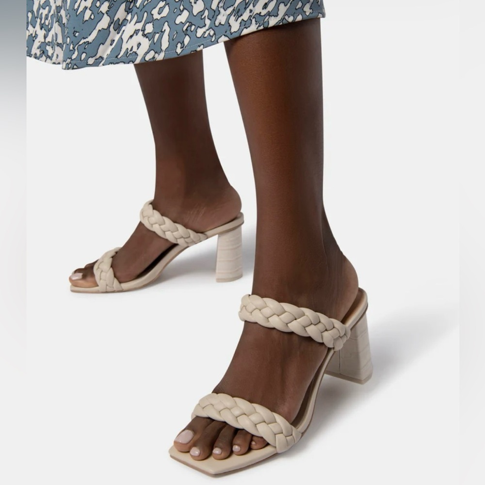 DOLCE VITA Pailey Heels in Ivory Stella
Size 9.5